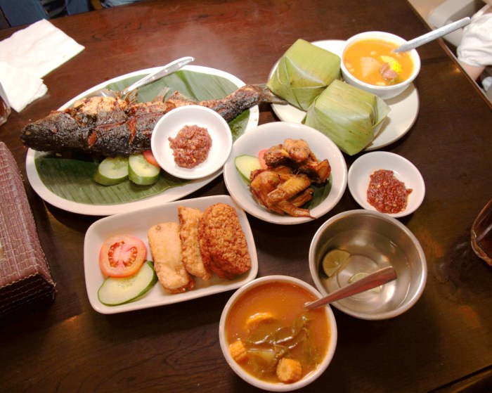 File:Food Sundanese Restaurant, Jakarta.jpg - Wikimedia Commons